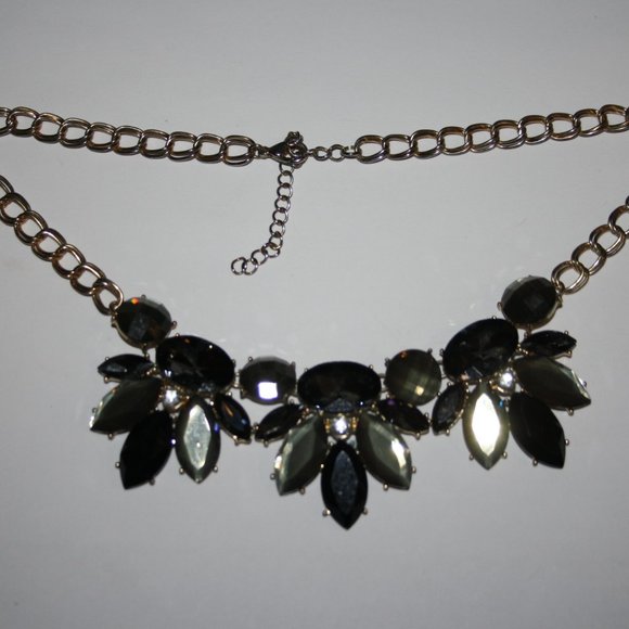 Beautiful gold and green and black rhinestone bib style necklace 18-20" - Picture 2 of 5